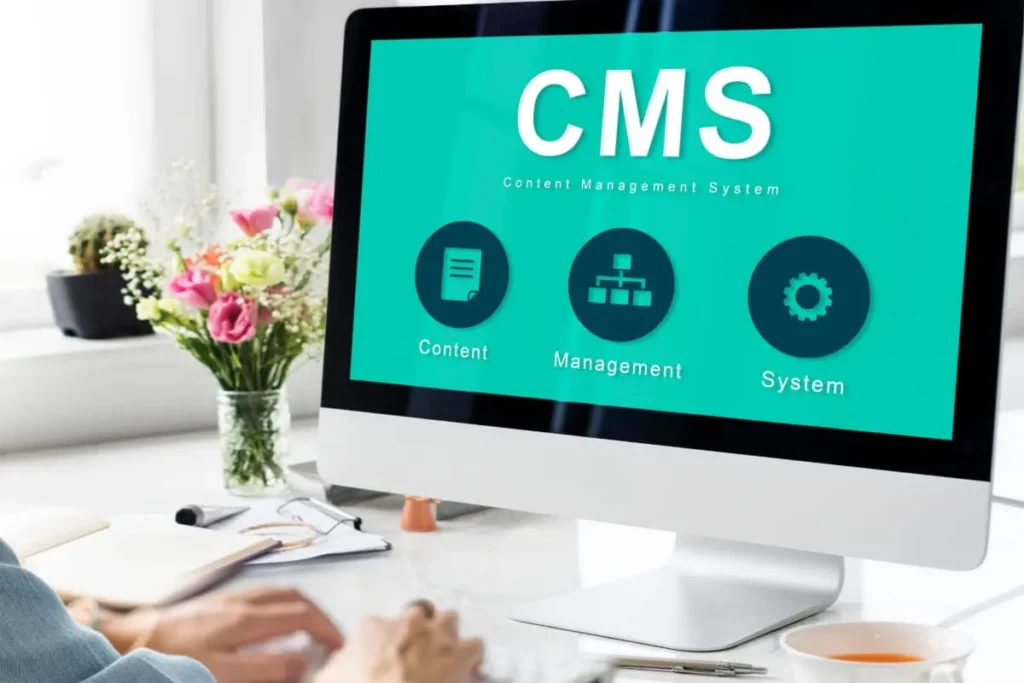 Comparatif structurel entre l'architecture d'un CMS standard et un développement web sur-mesure.